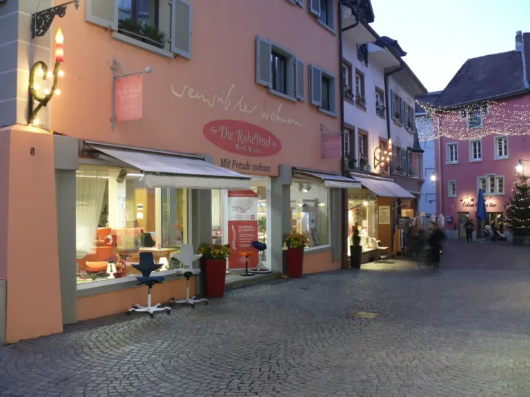 Die RuheInsel in Bad Säckingen in weihnachtlicher Beleuchtung fotografiert bei Dämmerung.